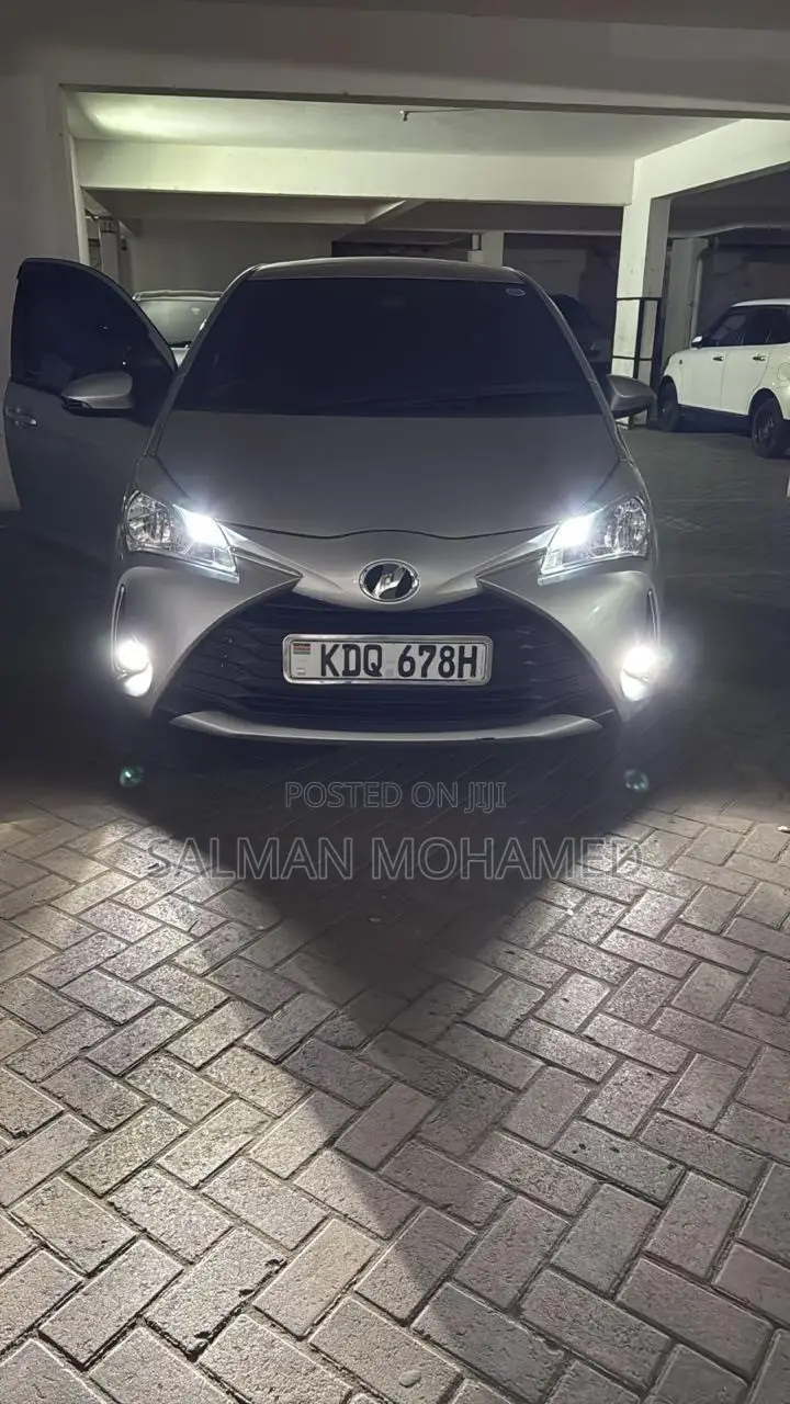 Toyota Vitz 2017 Silver