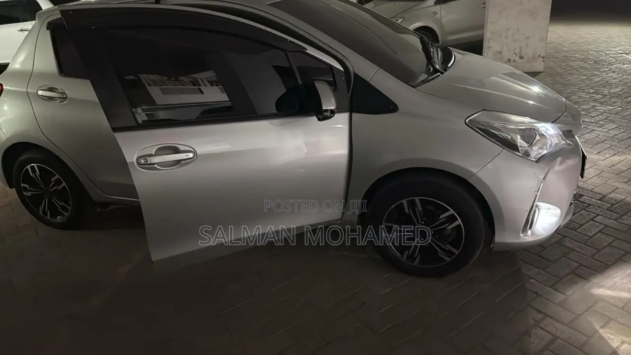 Toyota Vitz 2017 Silver