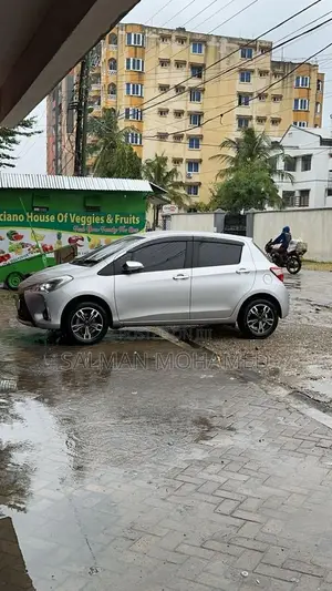 Toyota Vitz 2017 Silver