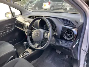 Toyota Vitz 2017 Silver