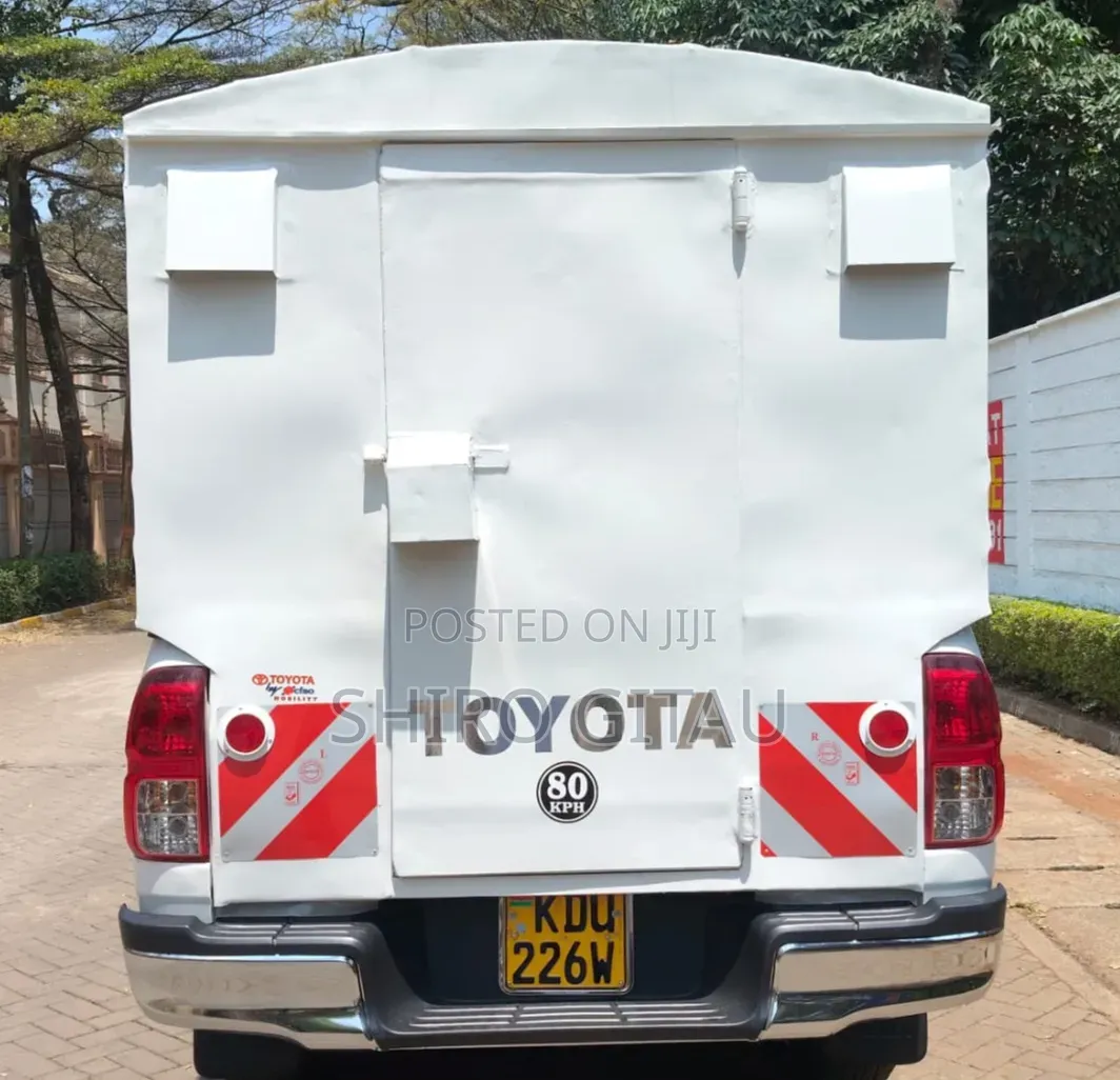 Toyota Hilux 2025 White