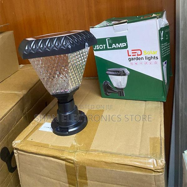 * Weather-Resistant Dusk to Dawn Outdoor Led Solar Garden Light