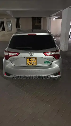 Toyota Vitz 2017 Silver