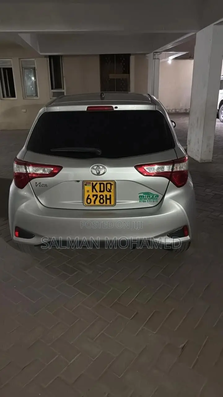 Toyota Vitz 2017 Silver