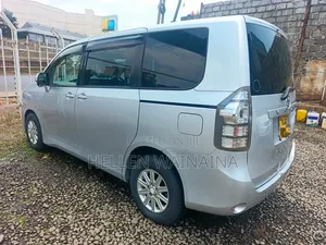 Toyota Voxy 2014 Silver