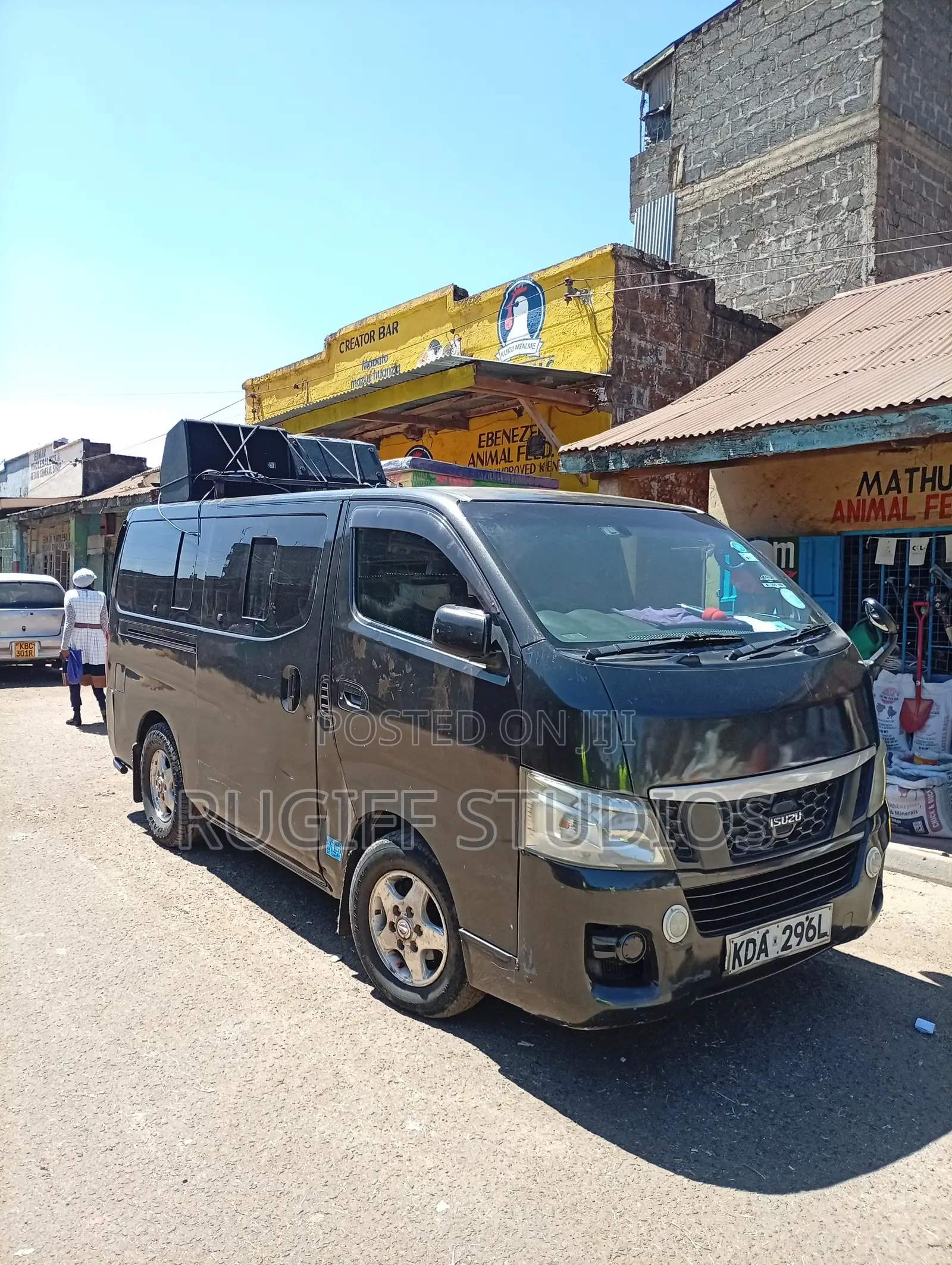 Isuzu Como 2013 Brown