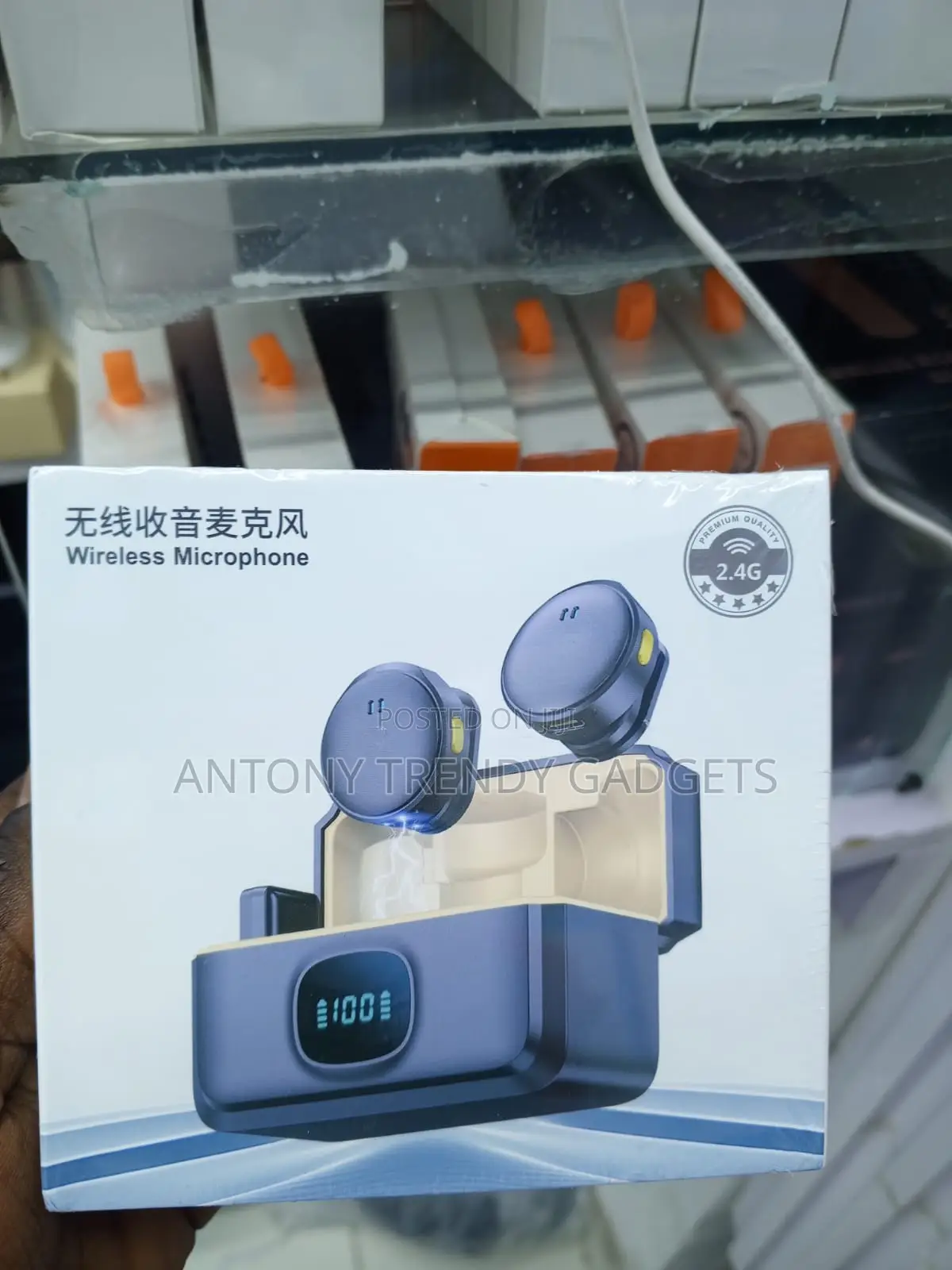 Q8 2.4G Wireless Lavalier Mic With Magnetic Clip Case