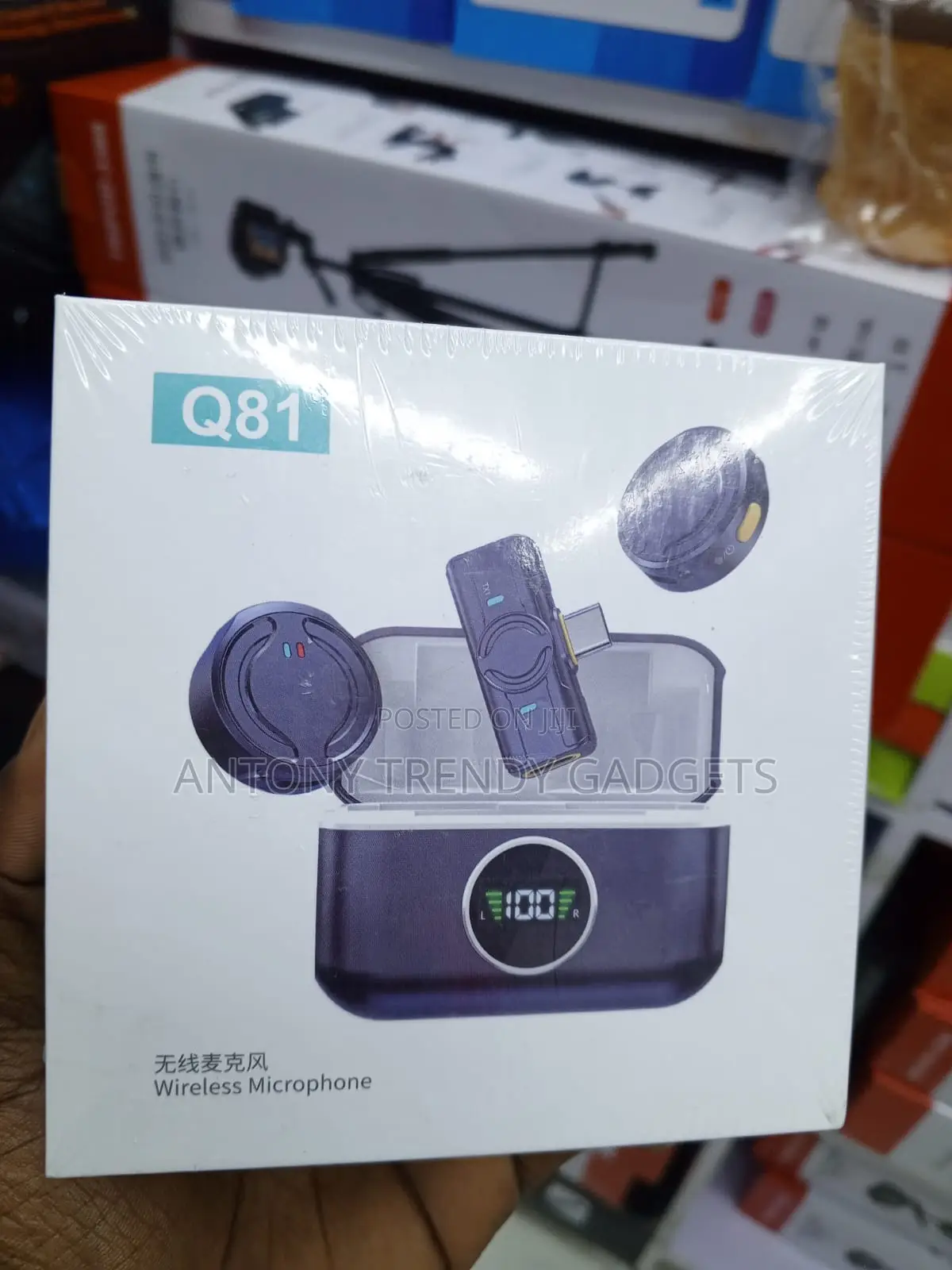 Q81 Wireless Clip-on Lapel Mic With Noise Reduction Display