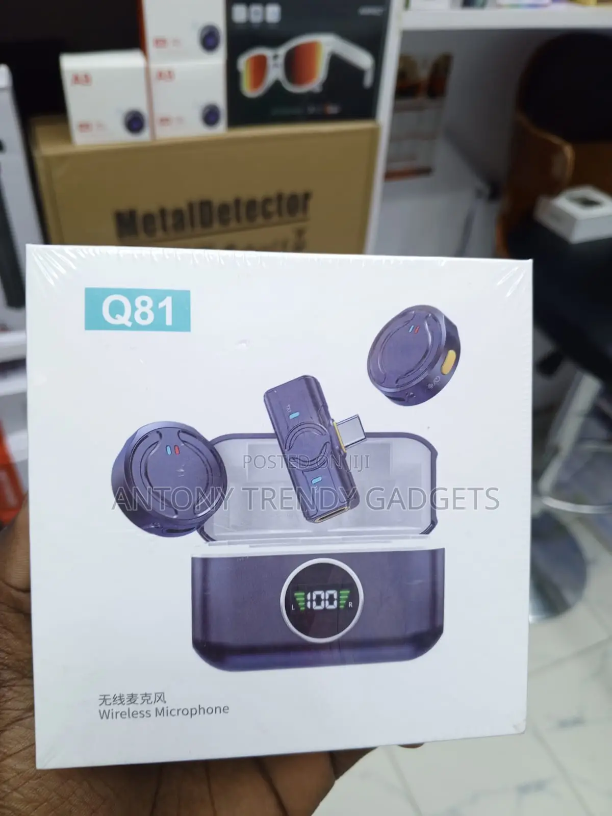 Q81 Magnetic Wireless Microphone With Digital Charging Case