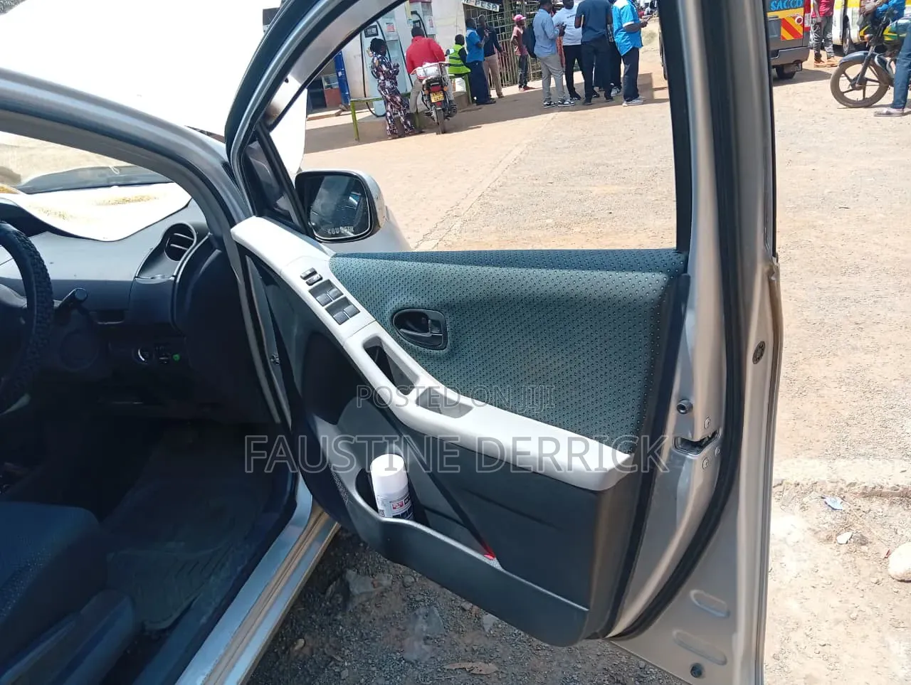 Toyota Vitz 2005 Silver