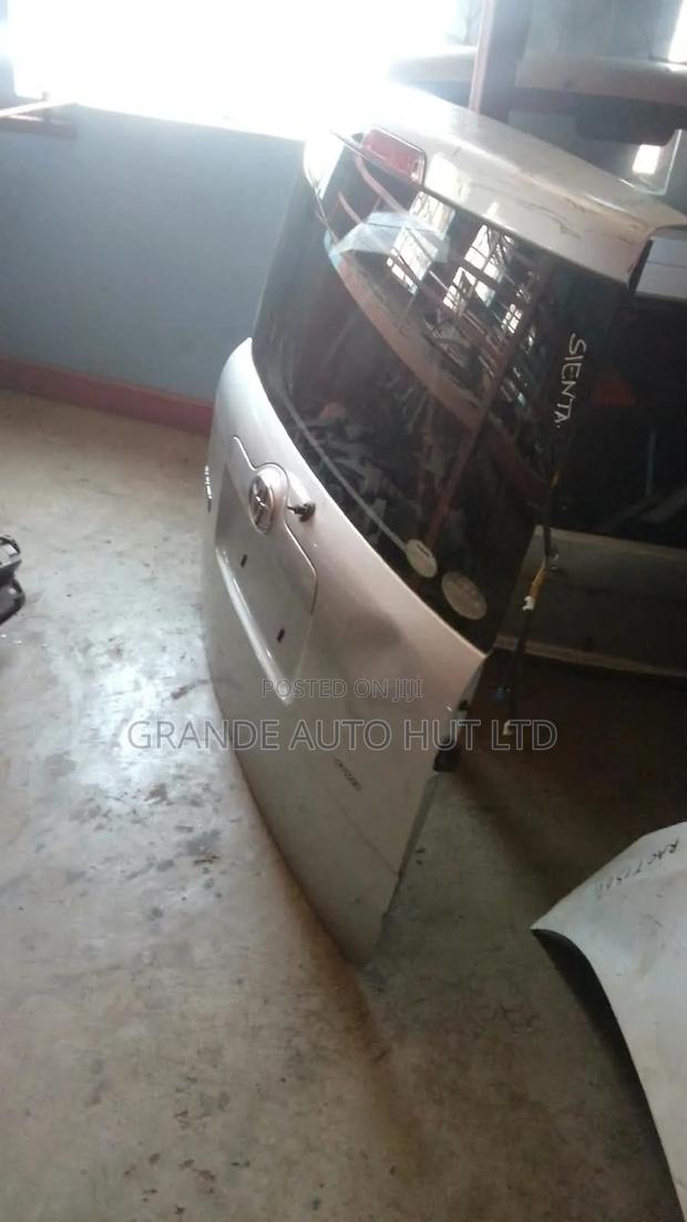 Toyota Sienta Boot/Tailgate - thumbnail 2