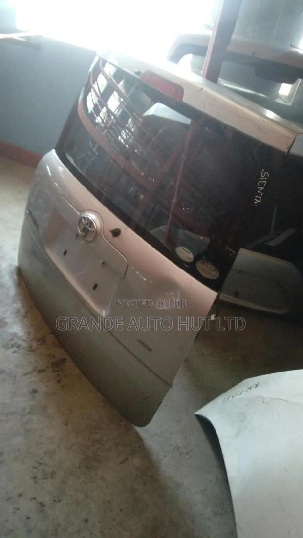 Toyota Sienta Boot/Tailgate - thumbnail 3