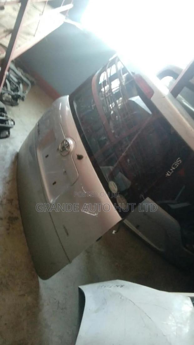 Toyota Sienta Boot/Tailgate - thumbnail 4