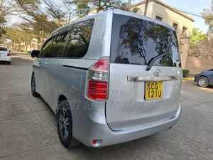 Toyota Voxy 2009 Silver