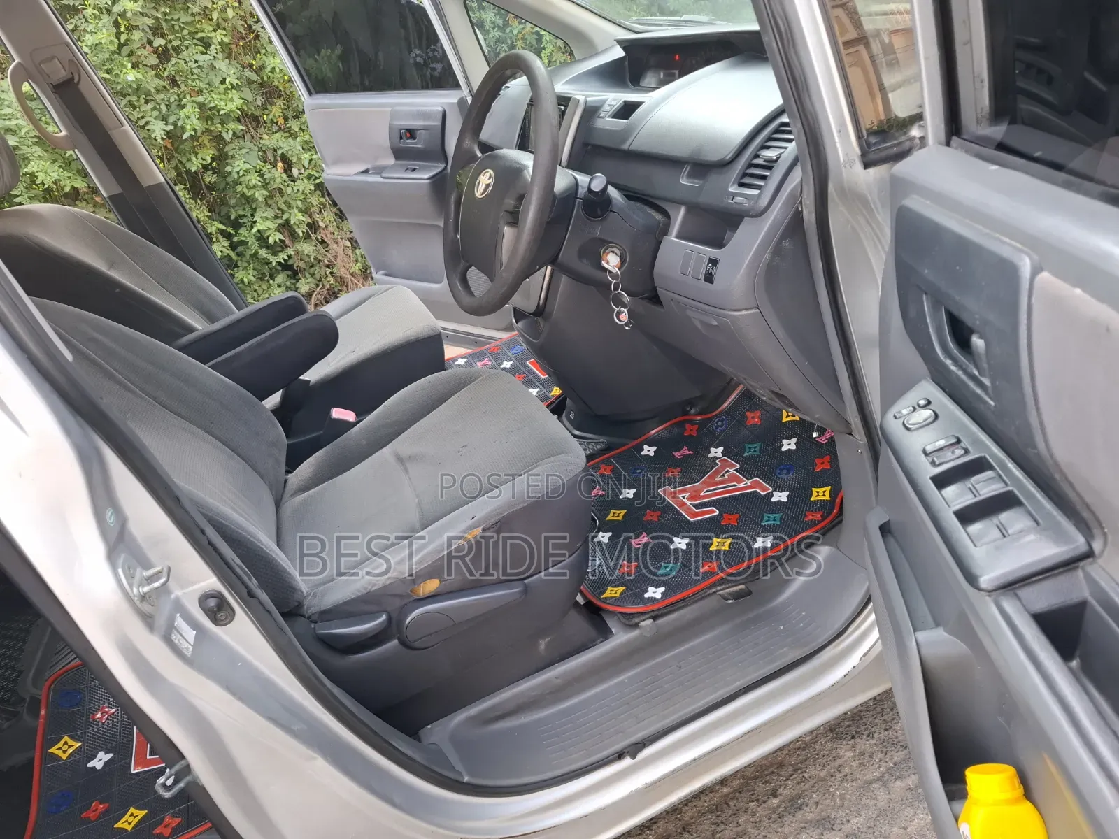 Toyota Voxy 2009 Silver