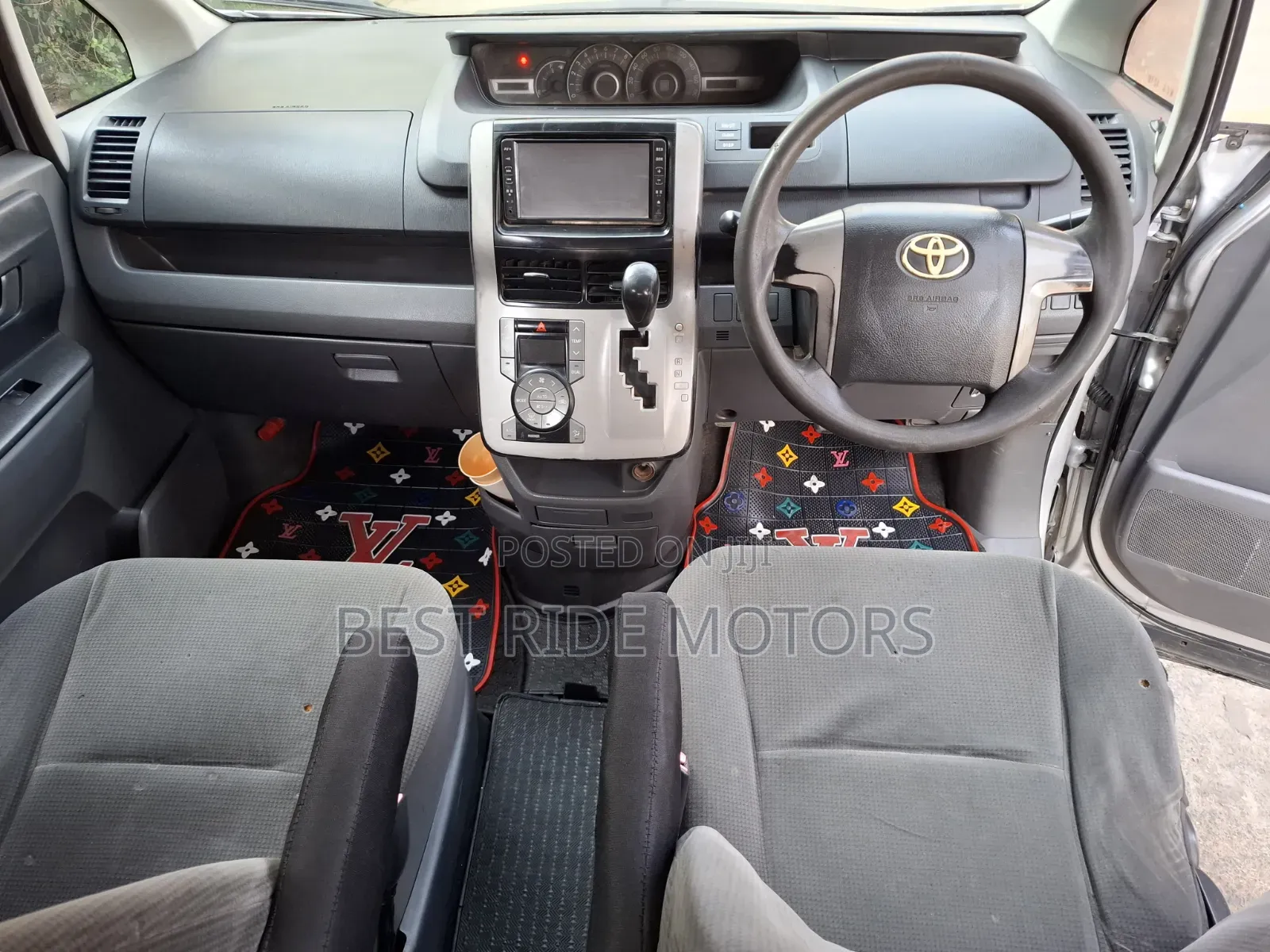 Toyota Voxy 2009 Silver
