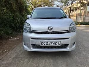 Toyota Voxy 2011 Silver
