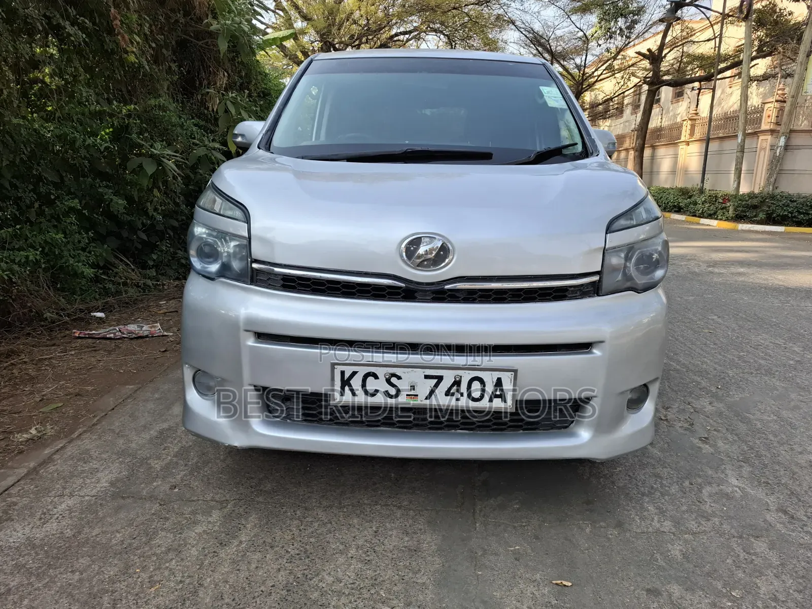 Toyota Voxy 2011 Silver