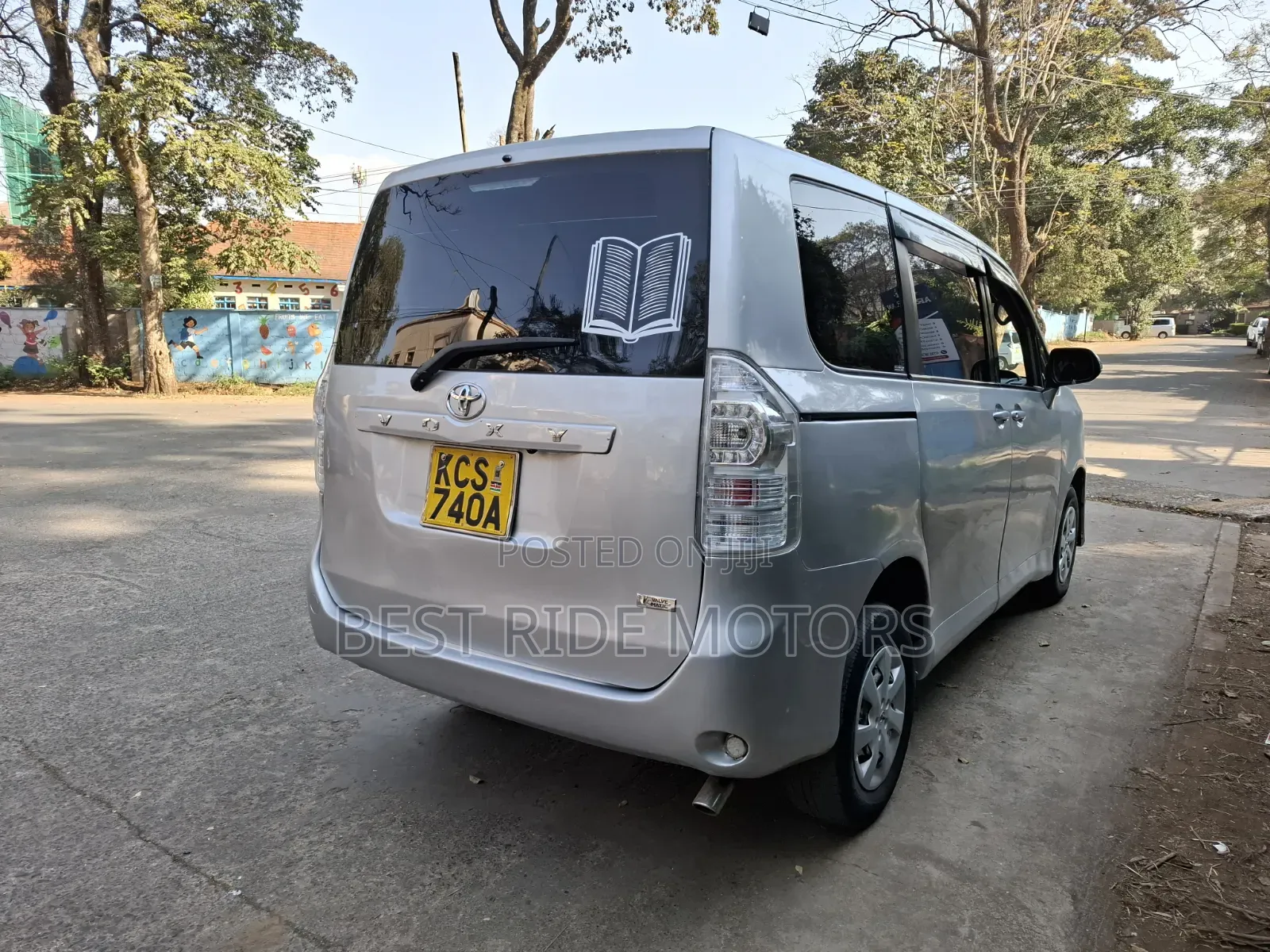 Toyota Voxy 2011 Silver