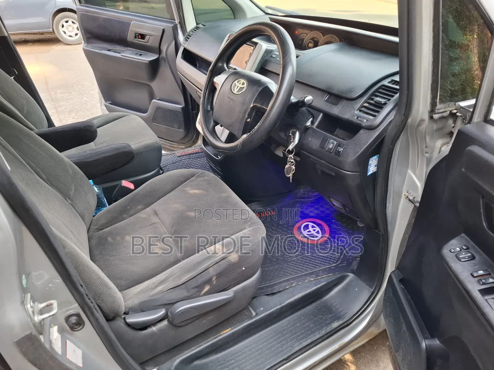Toyota Voxy 2011 Silver