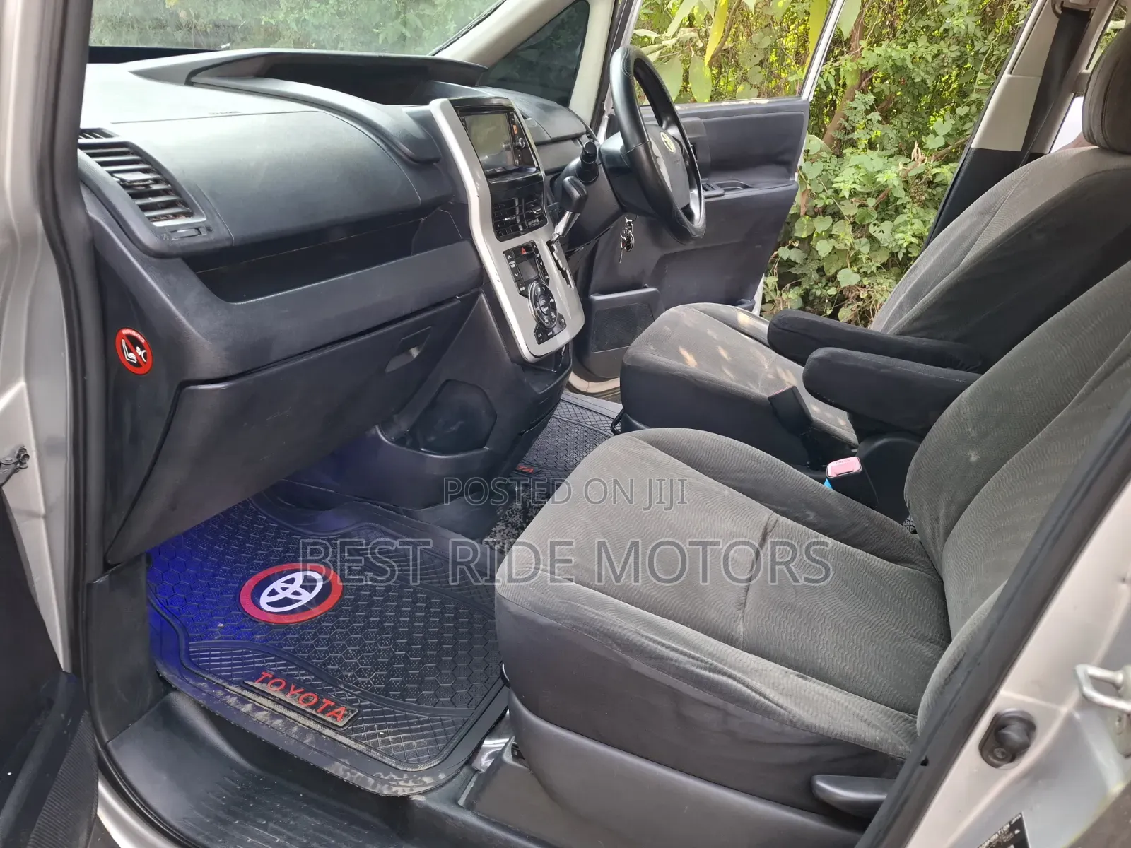 Toyota Voxy 2011 Silver