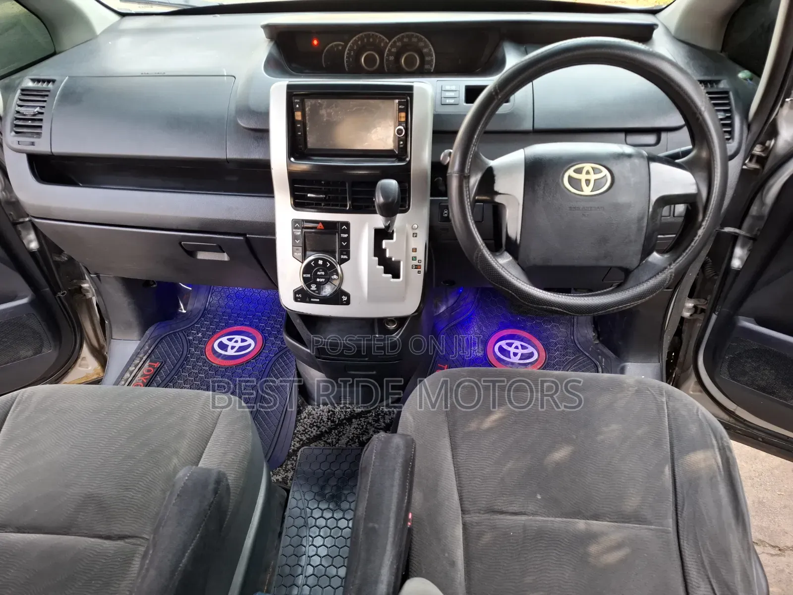 Toyota Voxy 2011 Silver