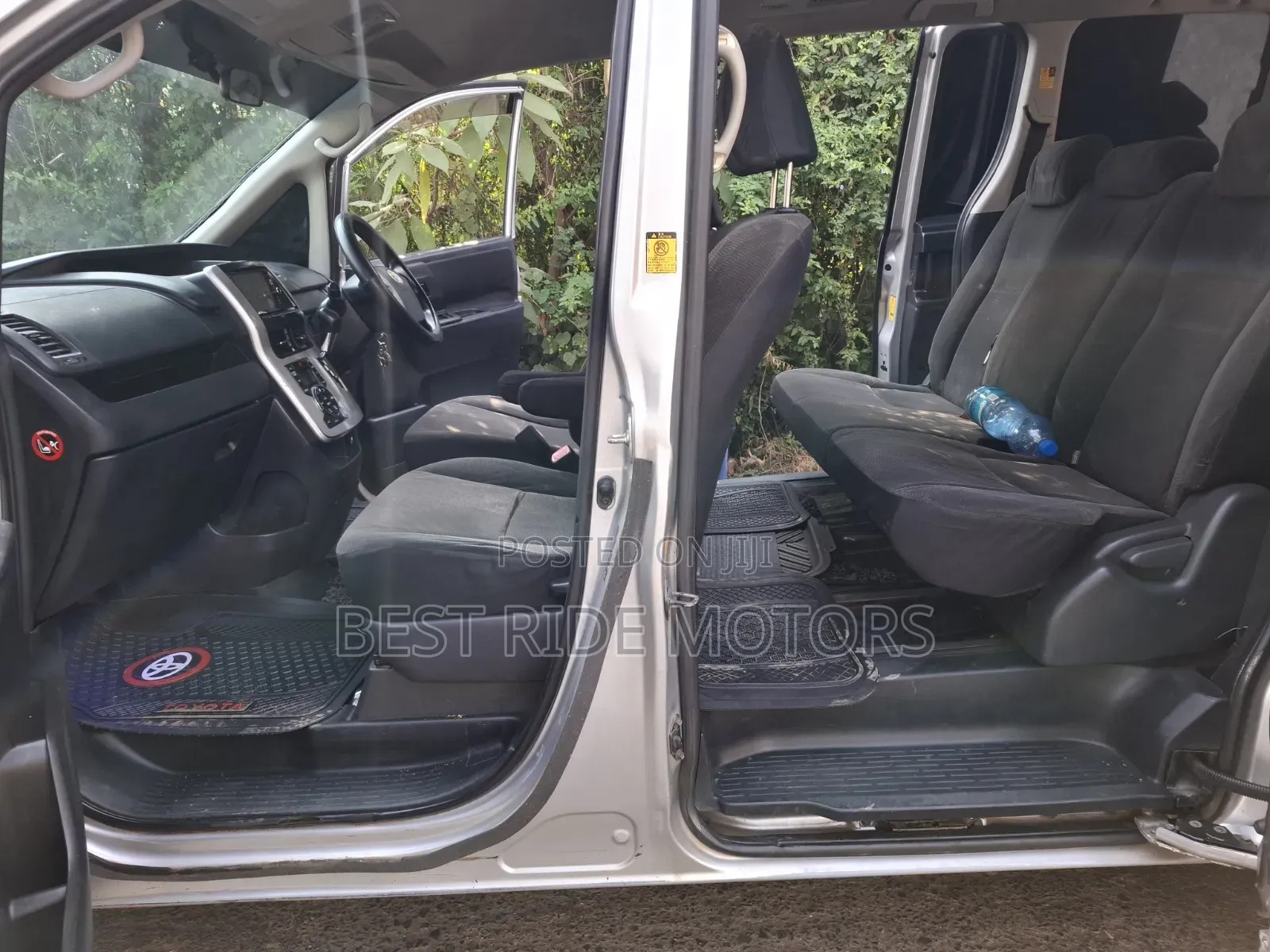 Toyota Voxy 2011 Silver
