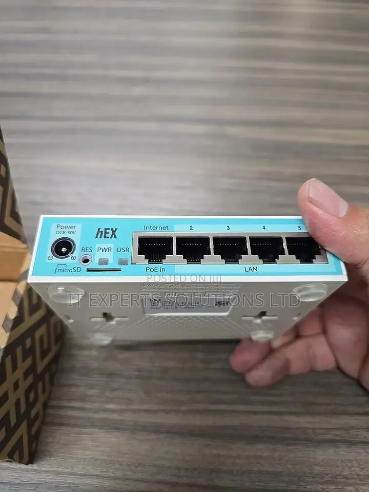 MikroTik Router hEX RB750Gr3.