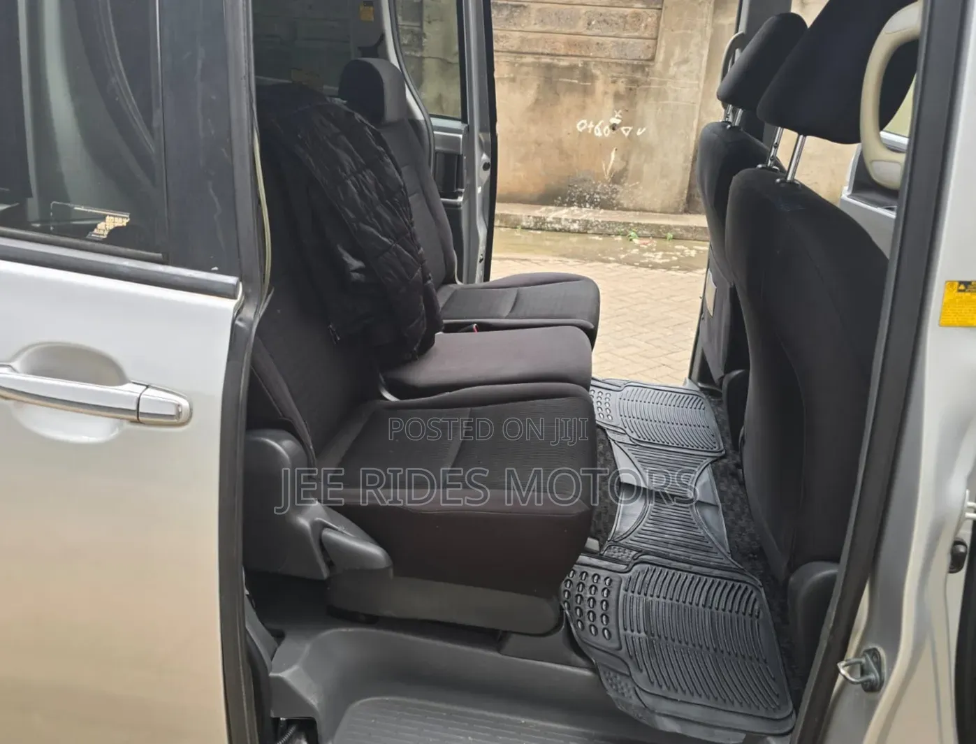 Toyota Voxy 2009 Silver
