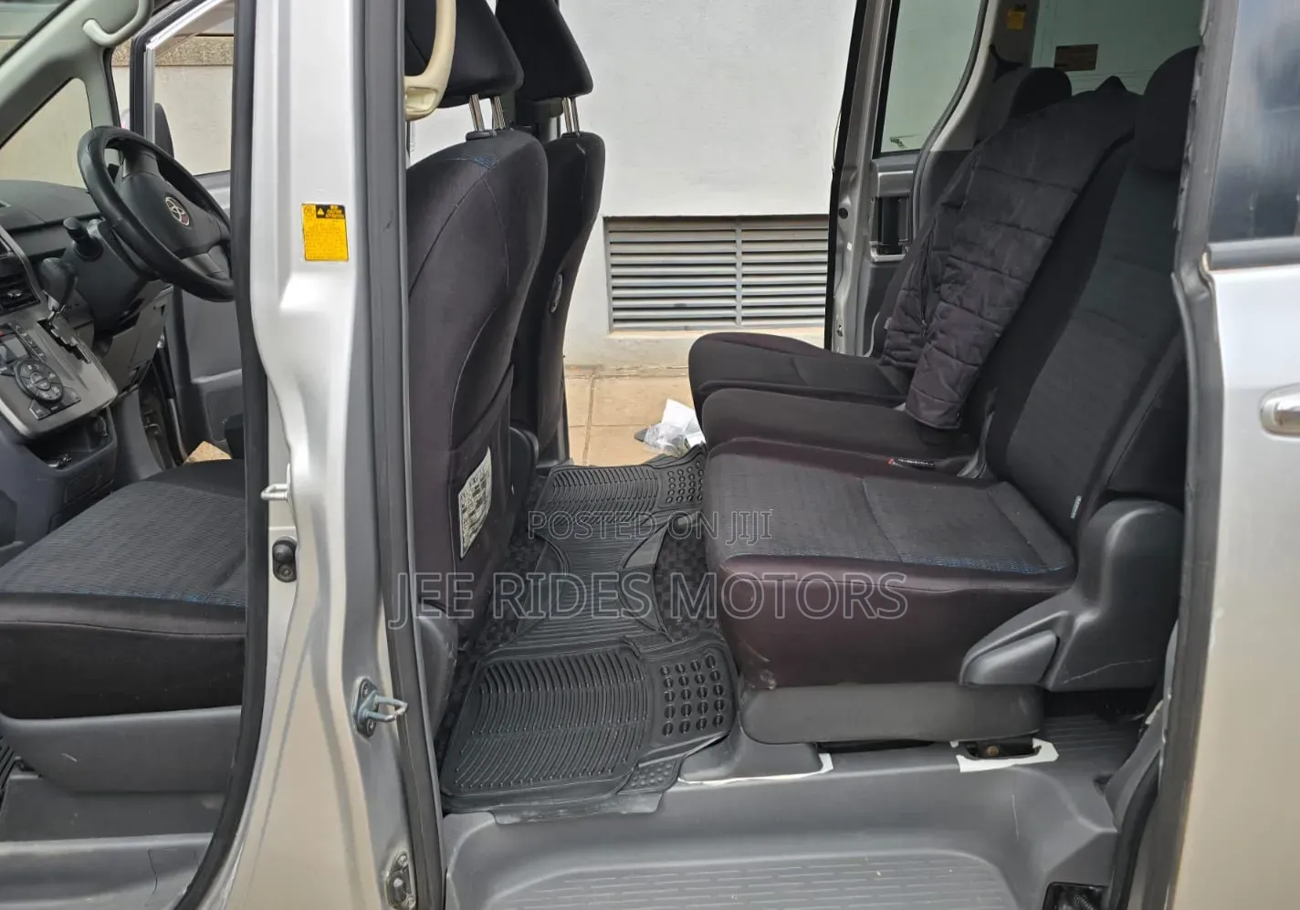 Toyota Voxy 2009 Silver