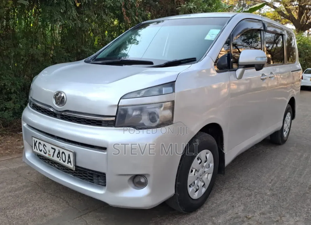 Toyota Voxy 2012 Silver