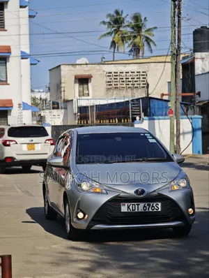 Toyota Vitz 2018 Silver