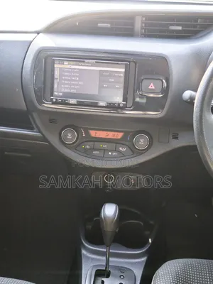 Toyota Vitz 2018 Silver