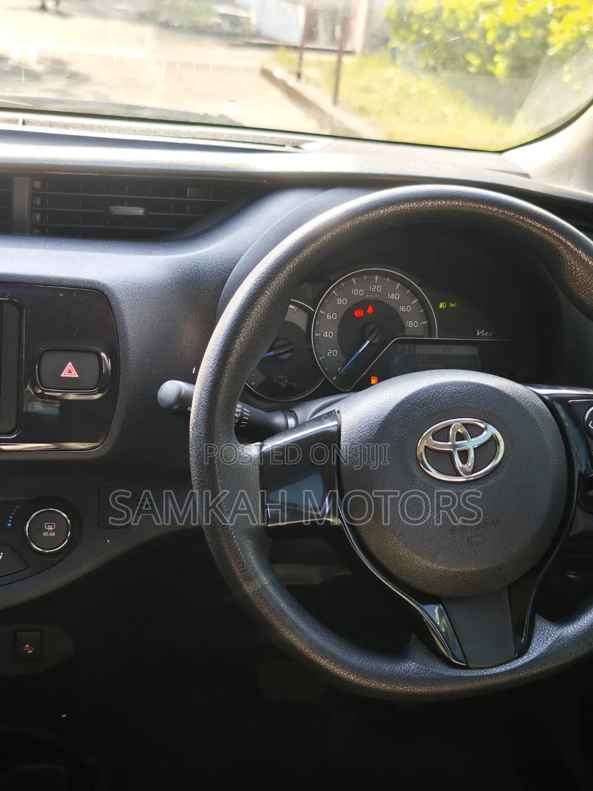 Toyota Vitz 2018 Silver