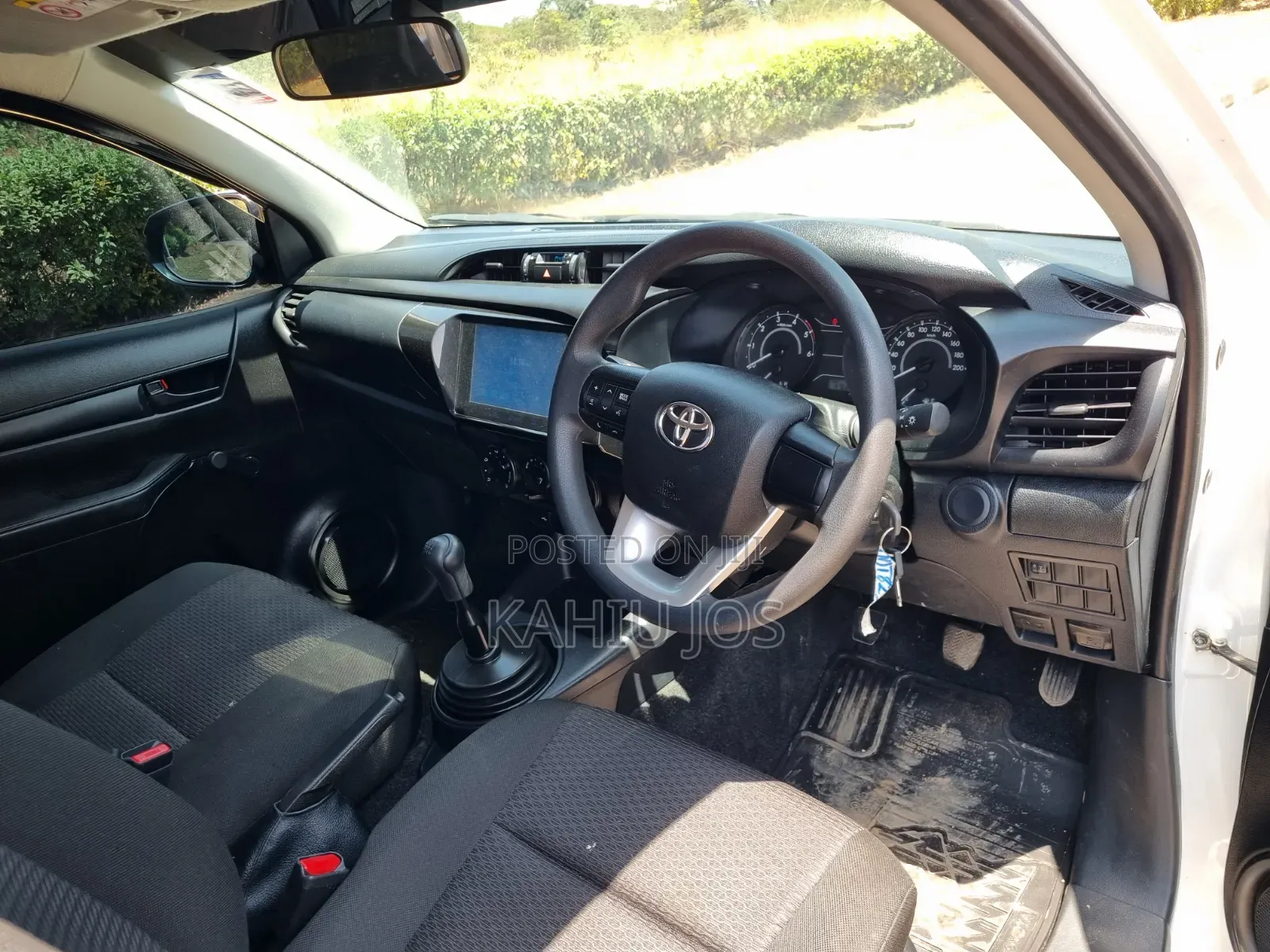 Toyota Hilux 2025 White