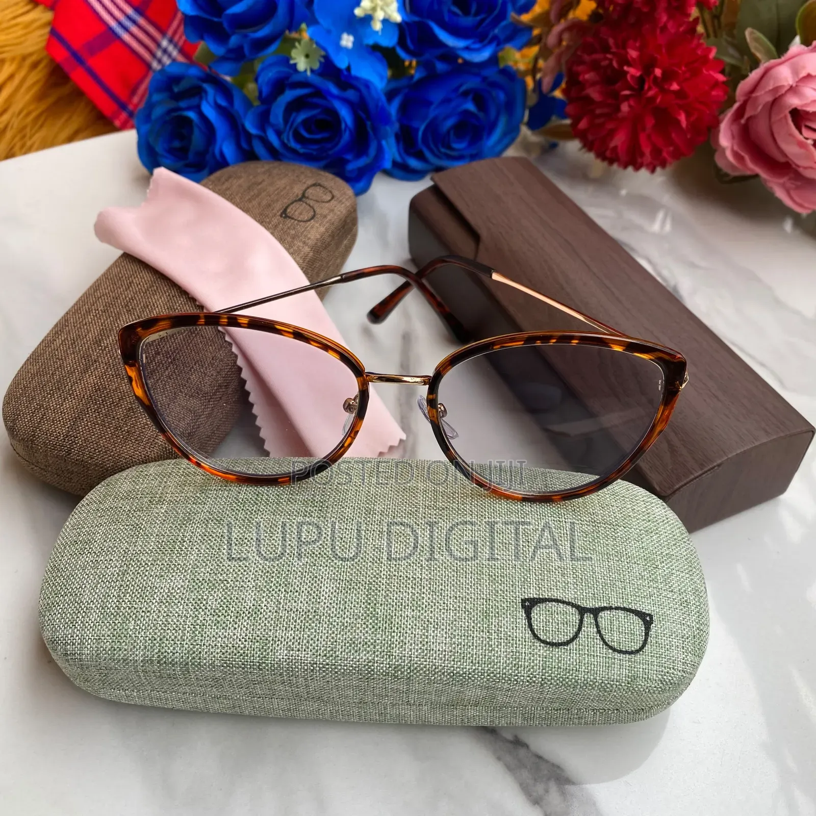 PHOTOCROMATIC SUNGLASSES (Sunnies Only)
Sunnies+casing+wipe)
