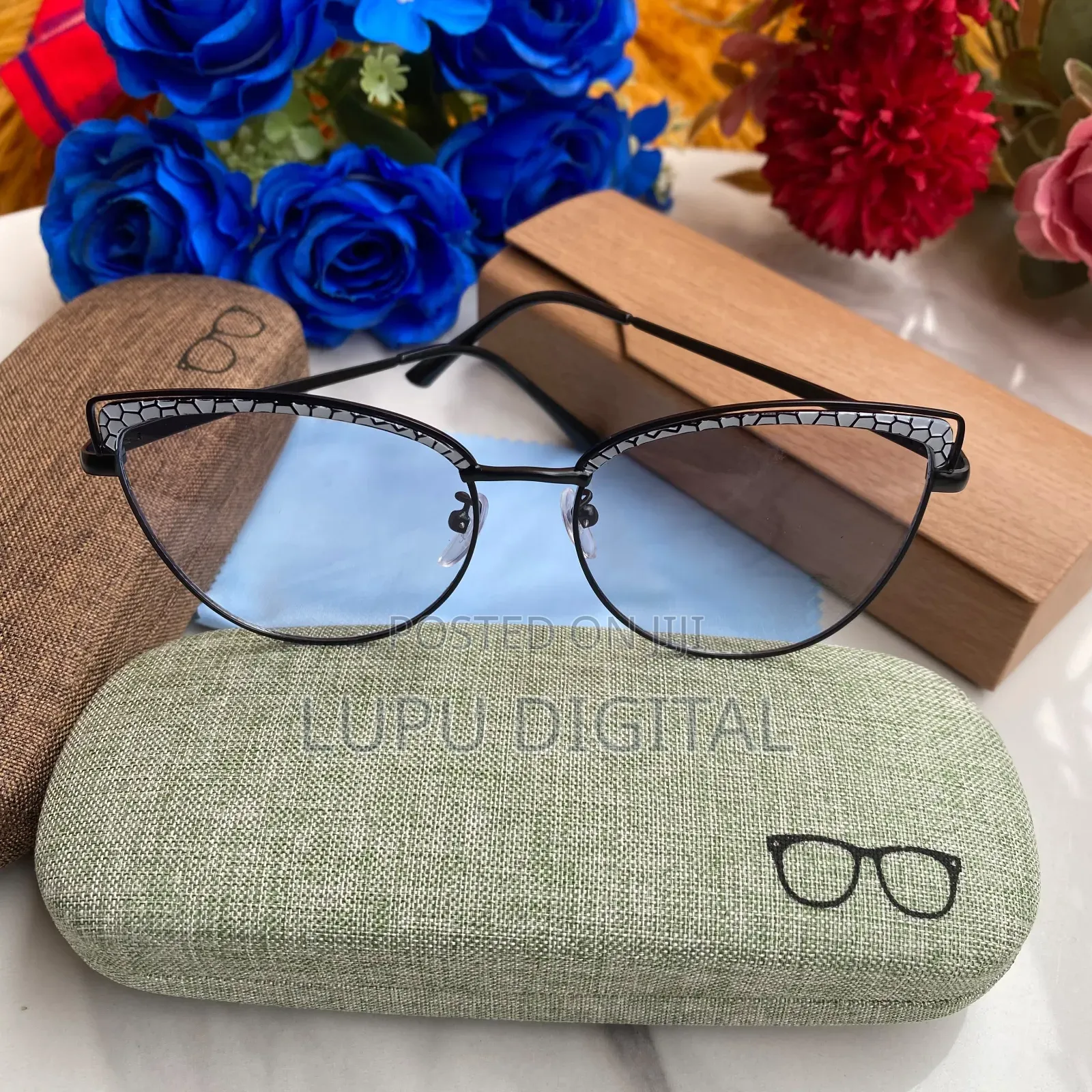 PHOTOCROMATIC SUNGLASSES (Sunnies Only)
Sunnies+casing+wipe)