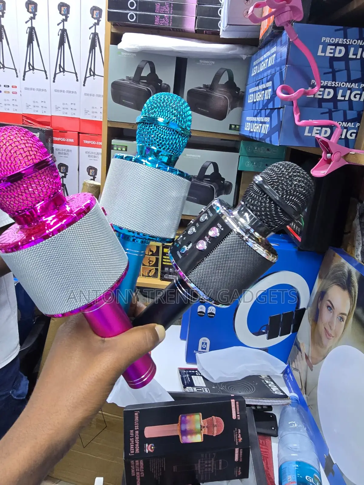 WS-858 Wireless Bluetooth Karaoke Microphone With Built-in Speaker
