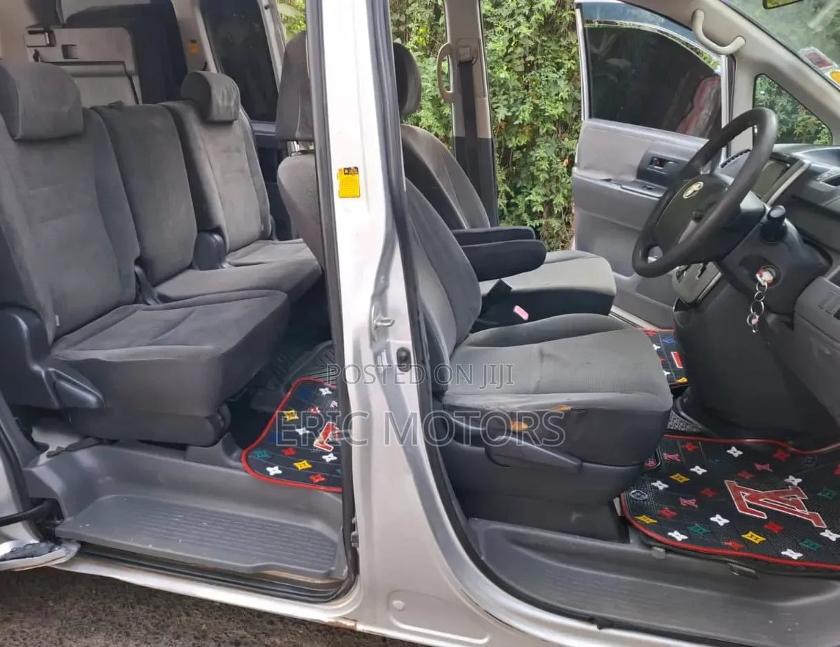 Toyota Noah 2009 Silver