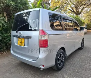 Toyota Noah 2009 Silver
