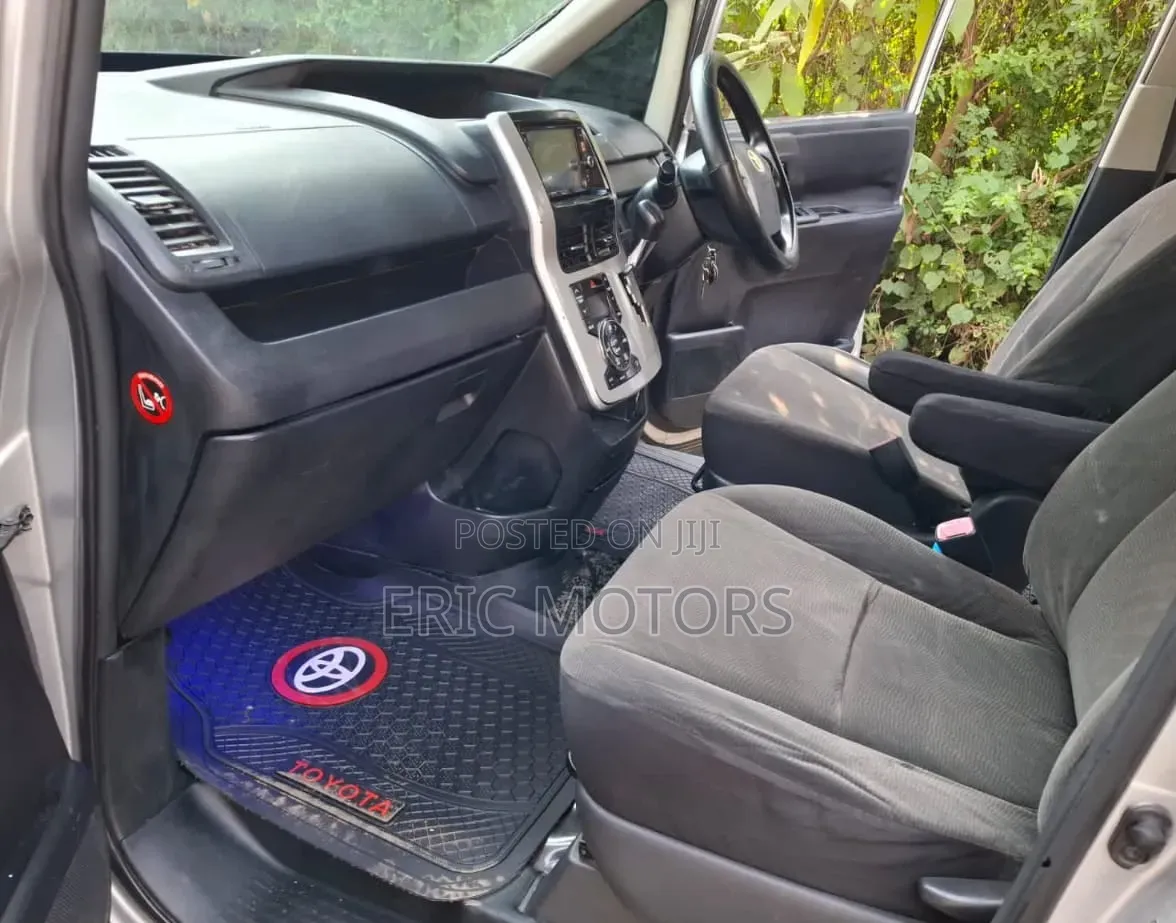 Toyota Voxy 2011 Silver