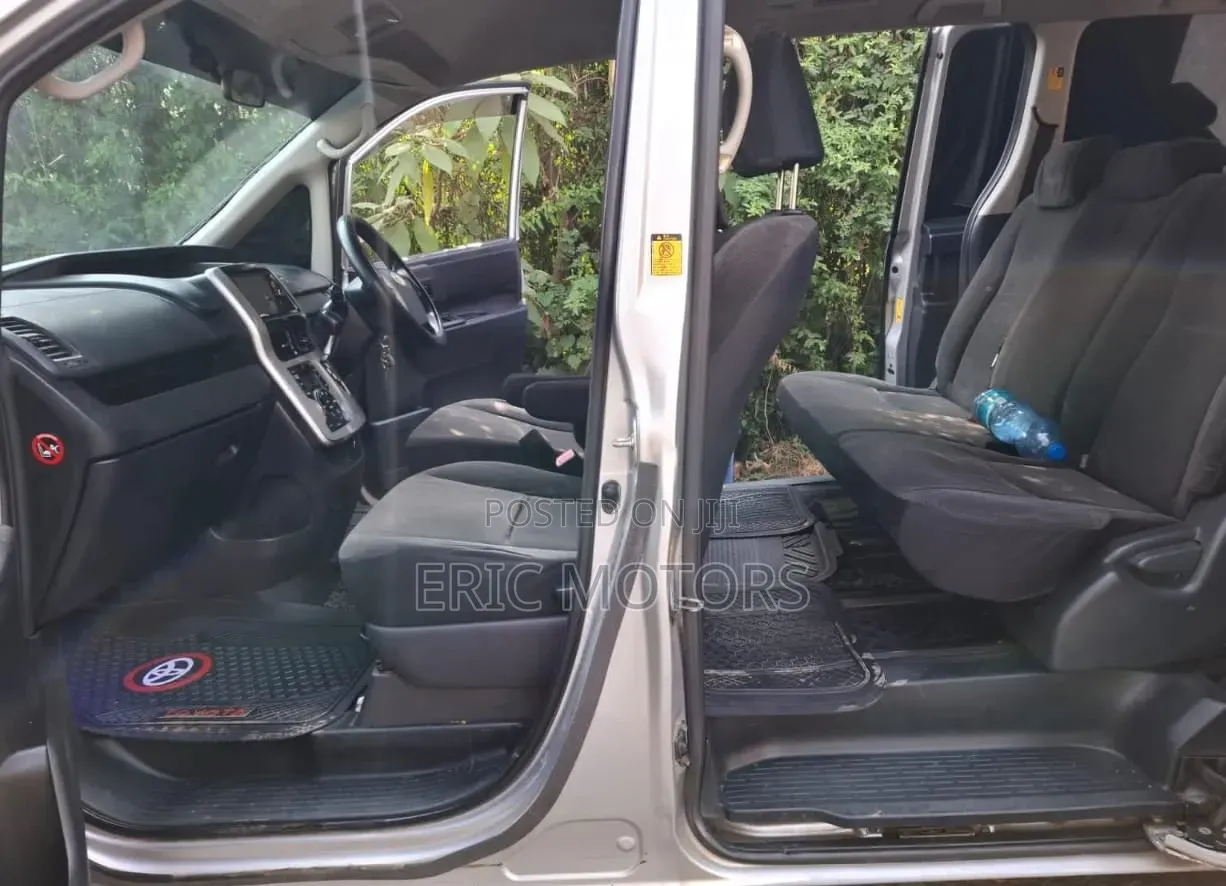 Toyota Voxy 2011 Silver