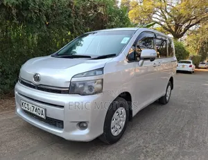 Toyota Voxy 2011 Silver