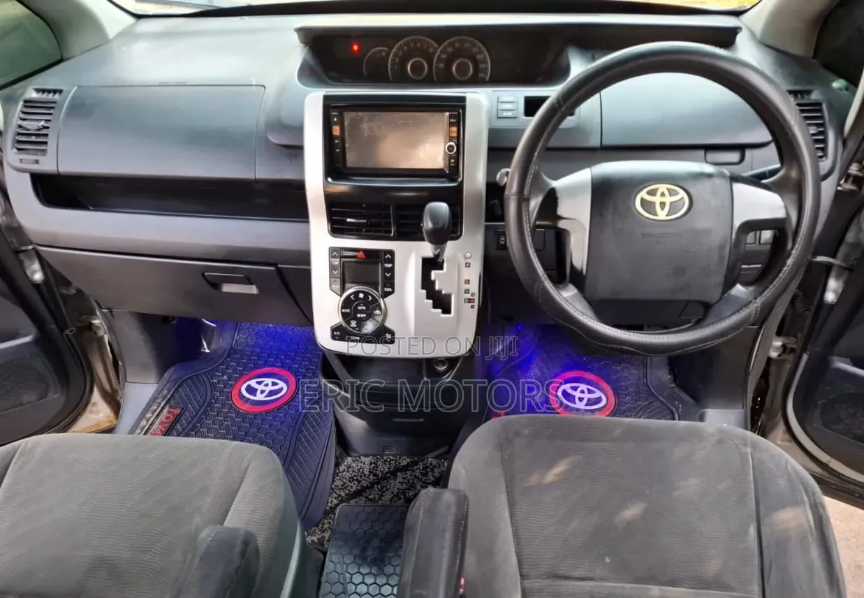 Toyota Voxy 2011 Silver