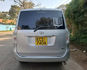 Toyota Voxy 2011 Silver