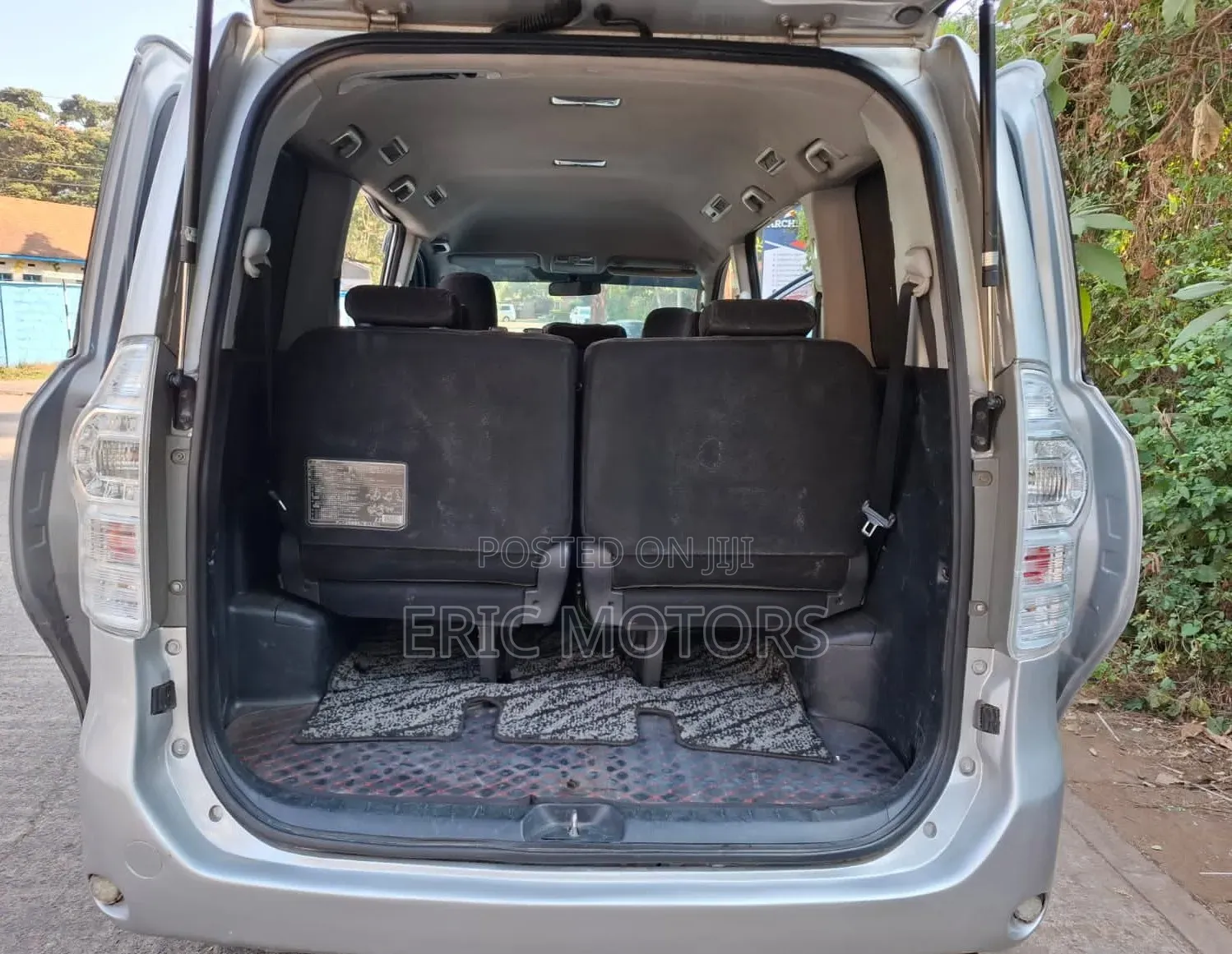 Toyota Voxy 2011 Silver