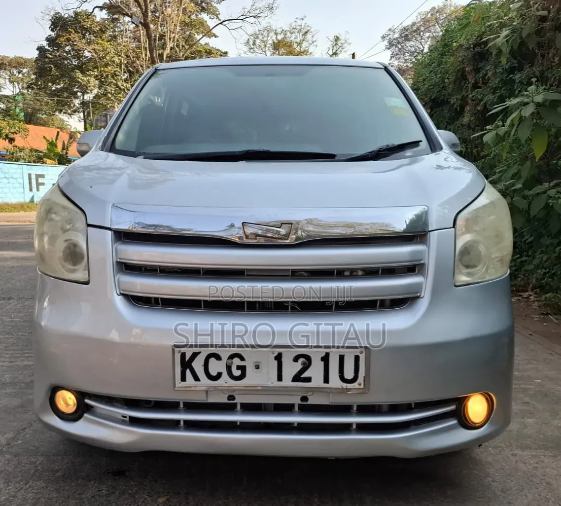 Toyota Noah 2009 Silver