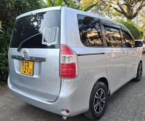 Toyota Noah 2009 Silver