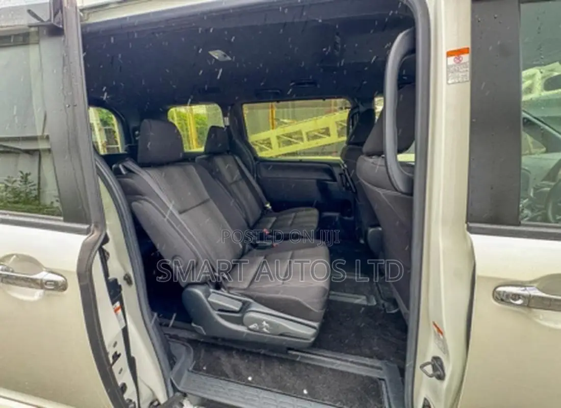 Toyota Voxy 2019 Off white