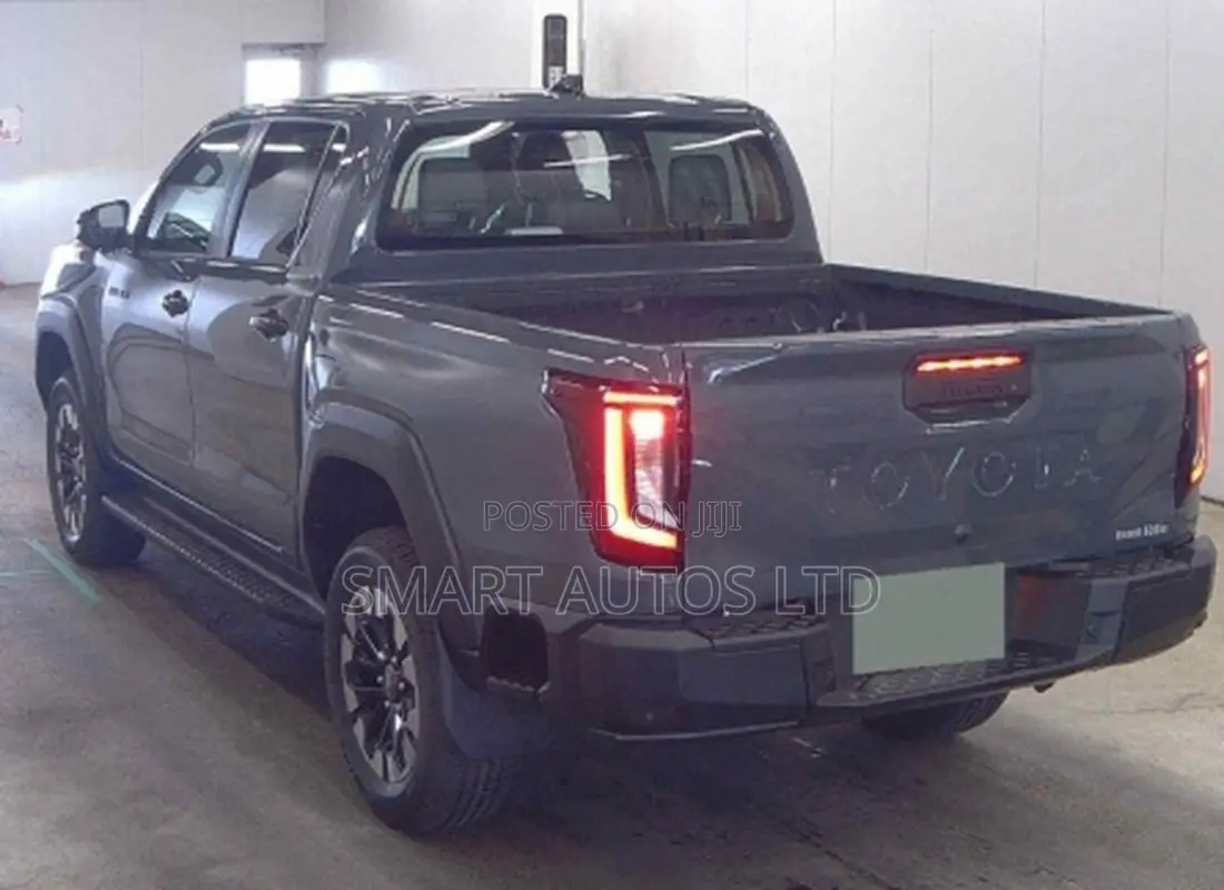 New Toyota Hilux 2026 Gray
